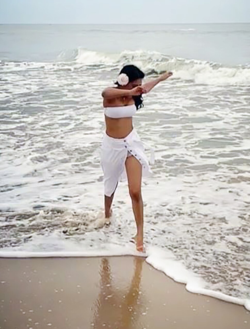 वाइट कलर में निया Nia Sharma