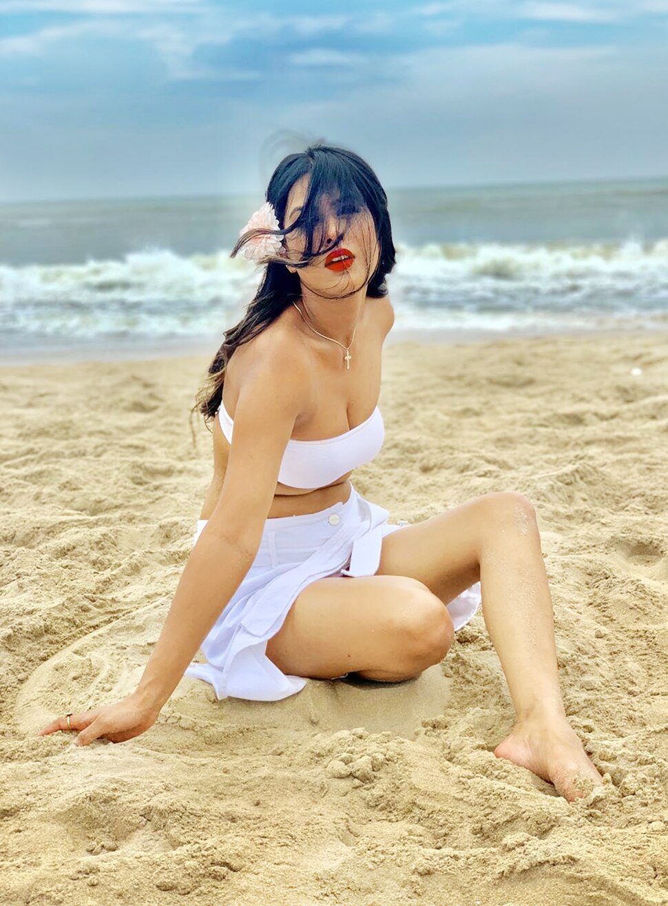 फेवरेट है वाइट Nia Sharma