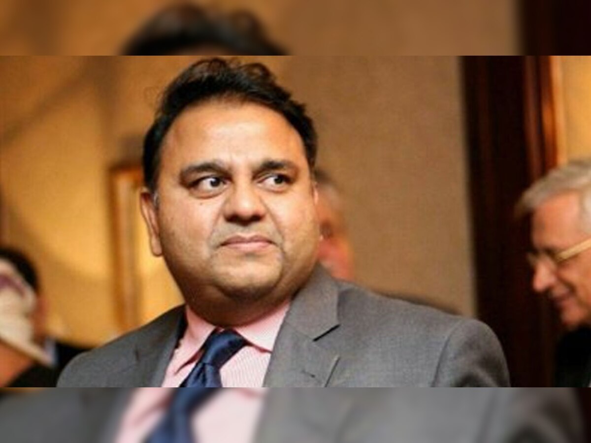अब इनके निशाने पर पाकिस्तान के मंत्री फवाद चौधरी (Fawad Chaudhry) आ गए हैं.