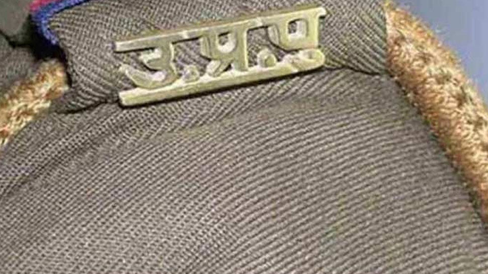 छात्रा के पिता की शिकायत पर पुलिस ने केस दर्ज किया है. छात्रा के पिता की शिकायत पर पुलिस ने केस दर्ज किया है.