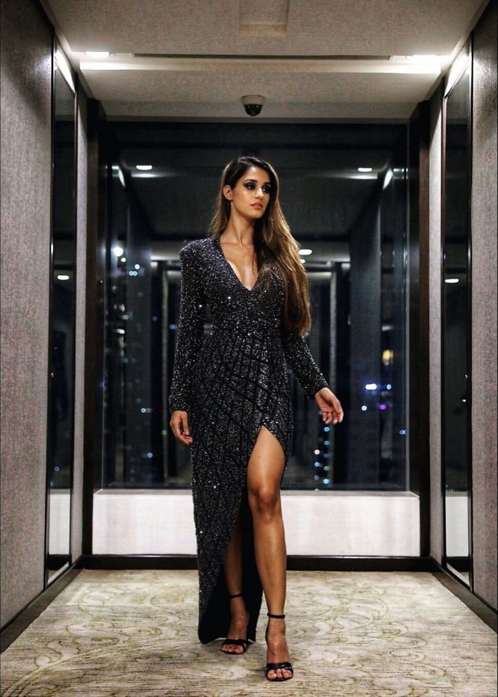 आदित्य के साथ आएंगी नजर Disha Ptani Spotted with a Mystery Man Viral Photos