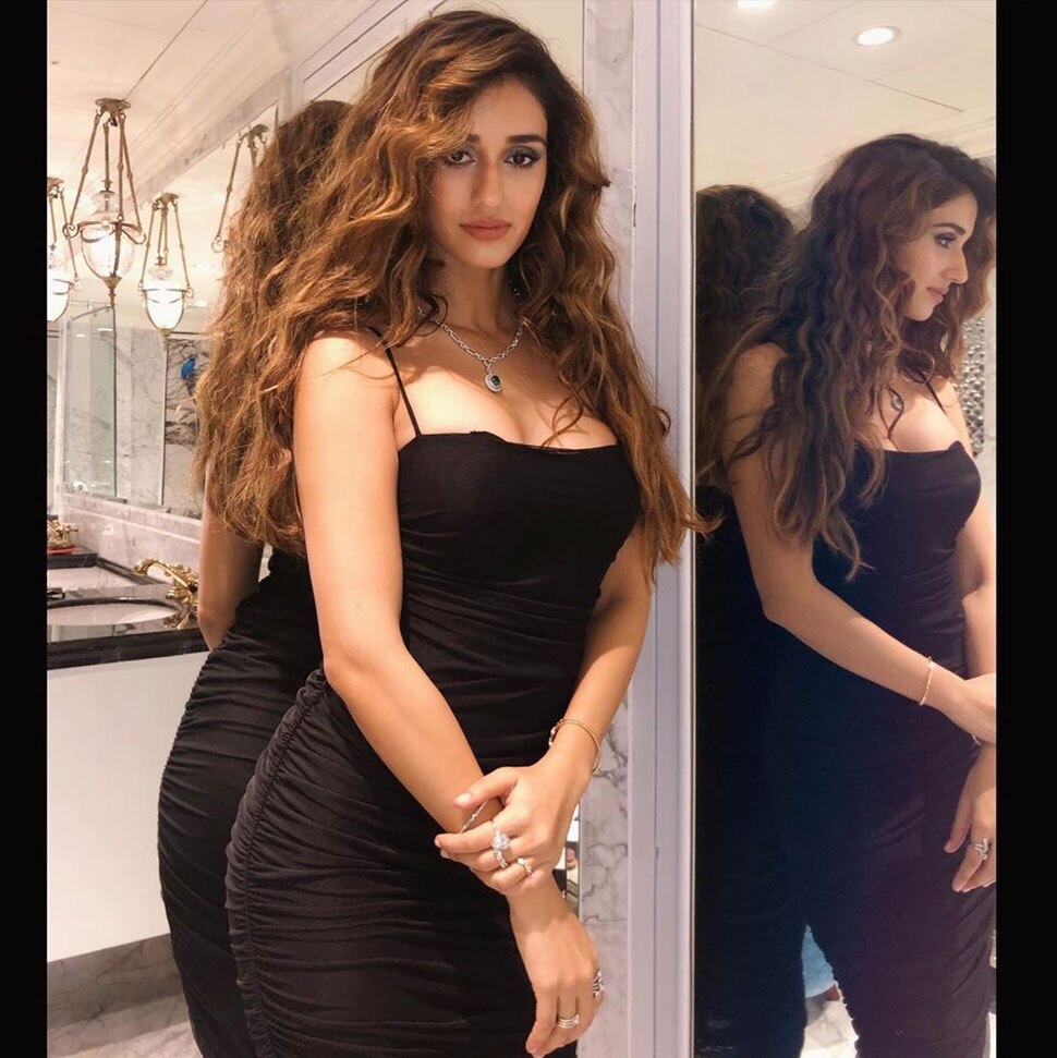 इंस्टाग्राम पर हैं लाखों फैंस Disha Ptani Spotted with a Mystery Man Viral Photos