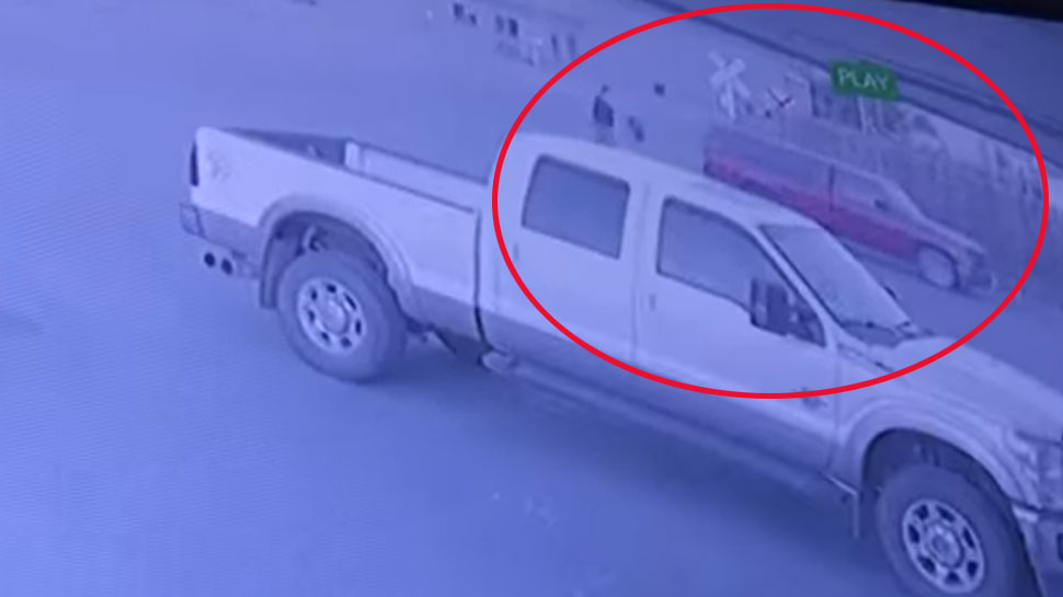 VIDEO: दुकान में चोरी करने पहुंचा था चोर, पार्किंग से उसकी ही कार हो गई चोरी