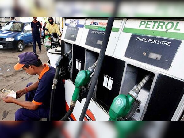 दो दिन बाद पेट्रोल-डीजल के रेट में गिरावट, दिल्ली में ये रहा आज का भाव