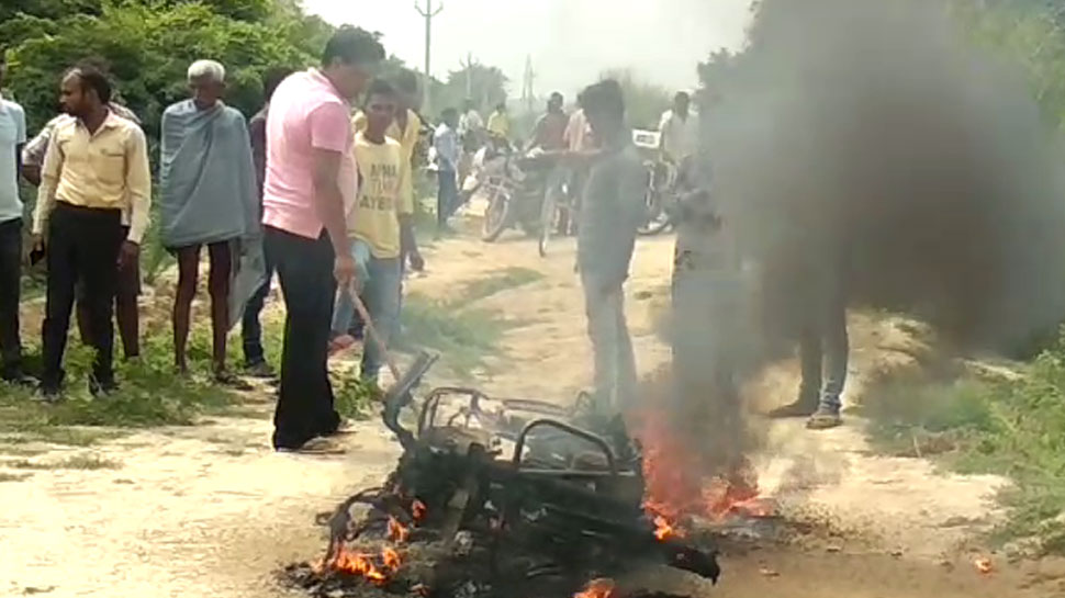 हाईटेंशन तार की चपेट में आया बाइक सवार, हुआ घायल, वाहन जलकर राख
