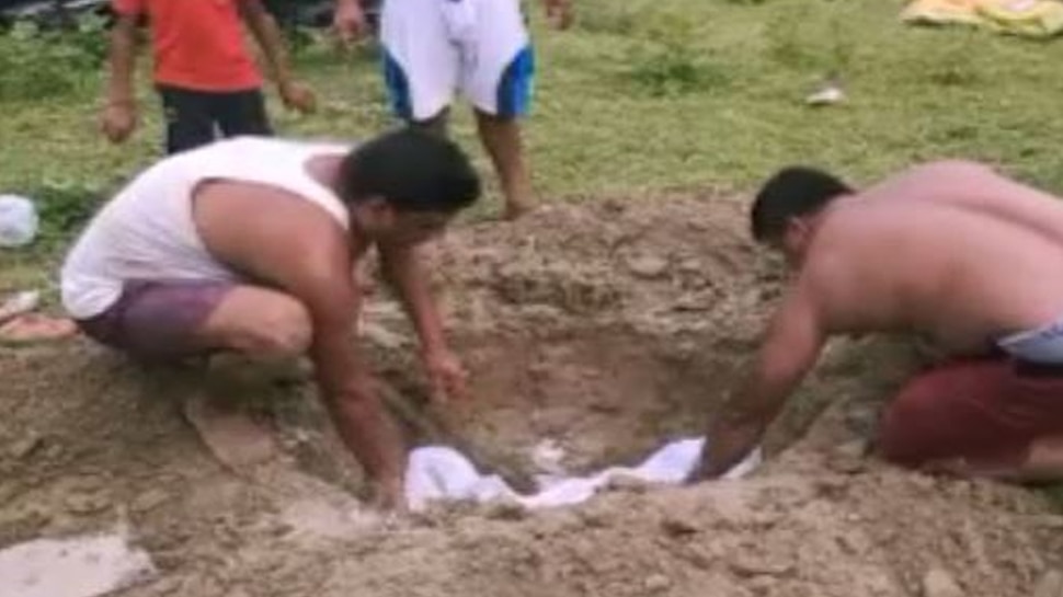 बिहार : कुत्ते की मौत से गम में डूबा मोहल्ला, इंसानोंं की तरह दी गई अंतिम विदाई