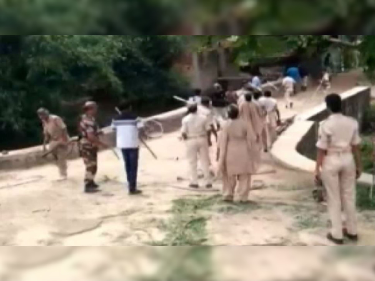 महिला थाना की गाड़ी को भी लोगों ने क्षतिग्रस्त कर दिया. 