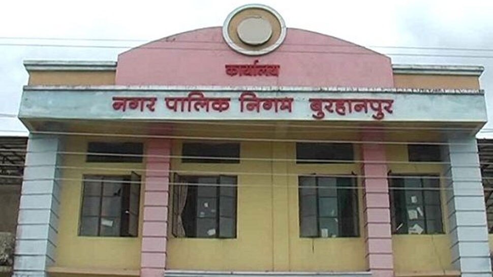बुरहानपुर: निगम के बाबू ने महिला से कहा- 'शाम 5 बजे मेरे घर पर आओ...'