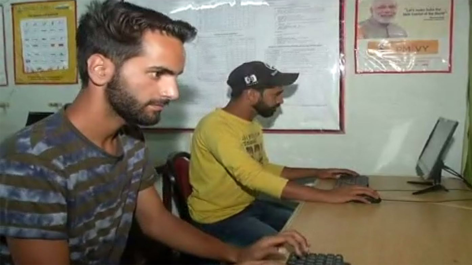 स्किल इंडिया सेंटर पर ट्रेनिंग ले रहे कुपवाड़ा के युवा. स्किल इंडिया सेंटर पर ट्रेनिंग ले रहे कुपवाड़ा के युवा.