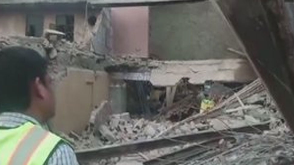 दिल्ली के बादली में भरभरा कर गिरी तीन मंजिला इमारत, 1 की मौत दो घायल