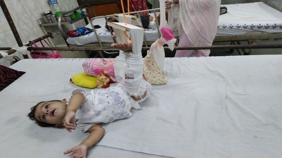 कोई दवाई देनी होती है तो डॉक्टर पहले गुड़िया को देते हैं और फिर बच्ची को Doctors first plaster the doll