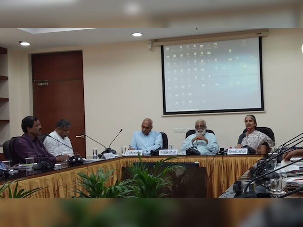 विवेकानंद इंटरनेशनल सेंटर में प्रेस वार्ता के दौरान मौजूद पदाधिकारी.