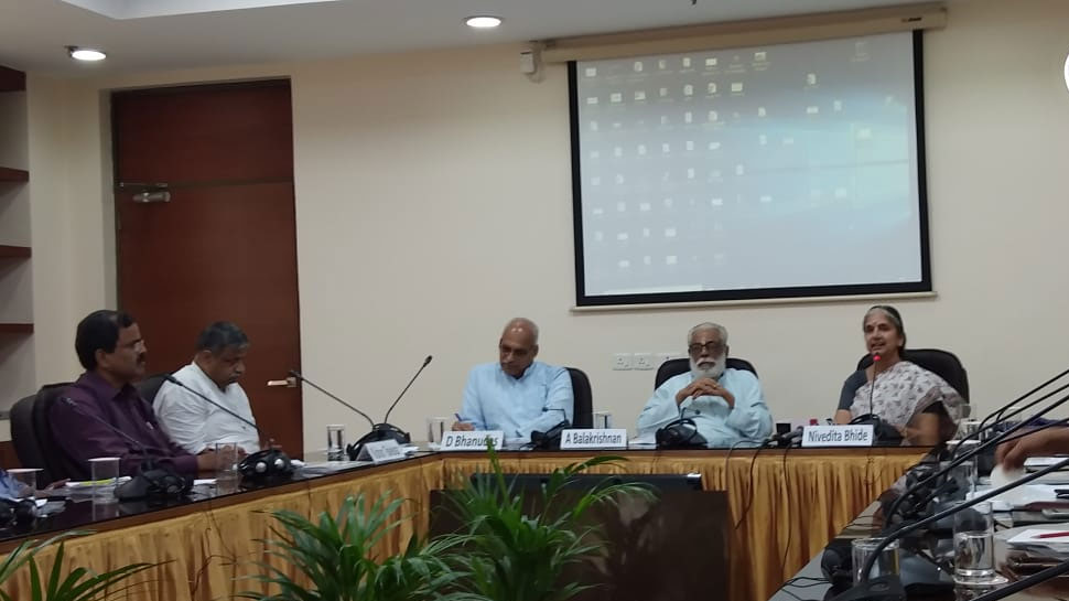 विवेकानंद इंटरनेशनल सेंटर में प्रेस वार्ता के दौरान मौजूद पदाधिकारी. विवेकानंद इंटरनेशनल सेंटर में प्रेस वार्ता के दौरान मौजूद पदाधिकारी.