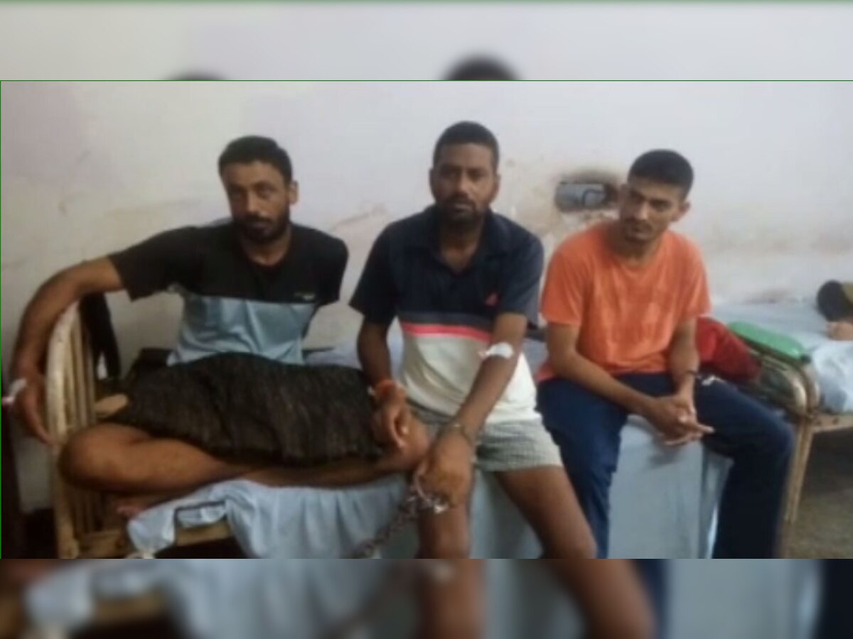 तीनों ही हार्डकोर बंदी है, जिससे जेल वार्ड के बाहर पुलिस का कड़ा पहरा है.
