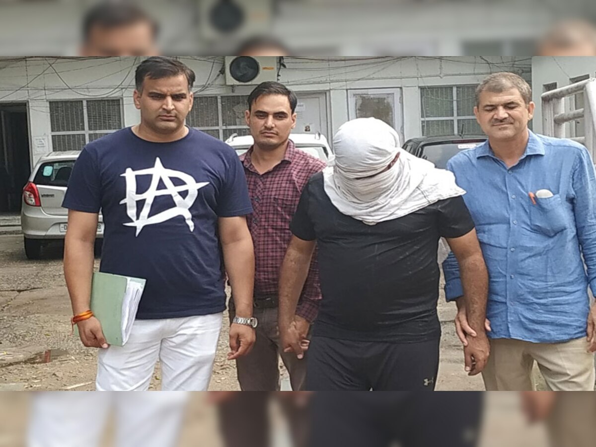 विदेश से लाते थे ATM क्लोनिंग डिवाइस, करोड़ों का लगाया चूना, अब हुए गिरफ्तार