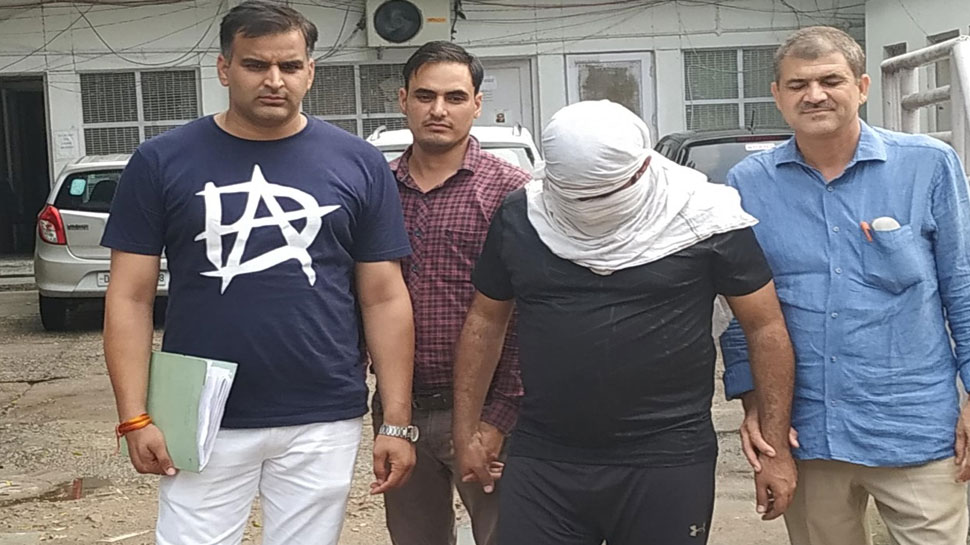 इन लोगों के पास से तक़रीबन 30 हज़ार लोगों का बैंकिंग डेटा भी मिला है. इन लोगों के पास से तक़रीबन 30 हज़ार लोगों का बैंकिंग डेटा भी मिला है.