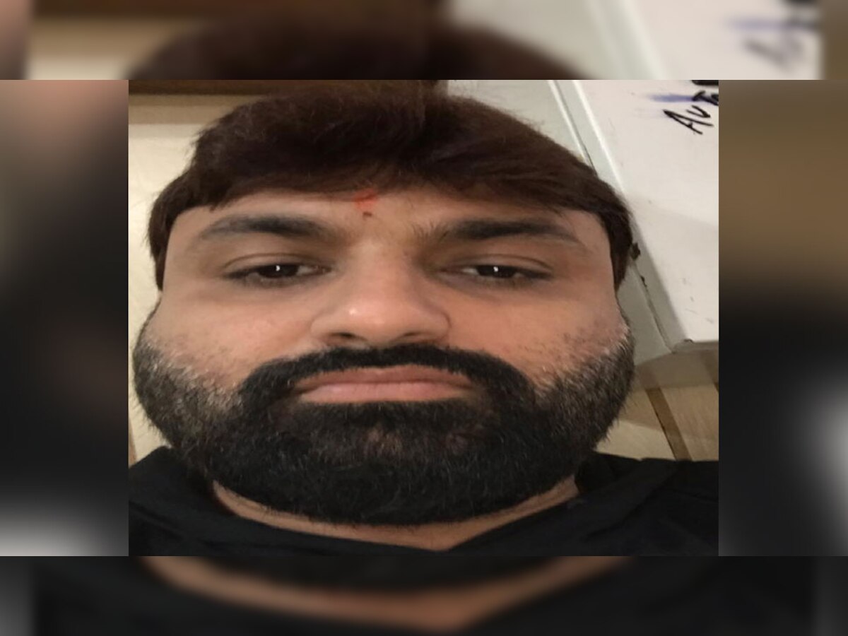 शुरुआत में राजेश विदेशों से सामान लेकर यहां के बाज़ारों में बेचा करता था और काम के सिलसिले में अक्सर दूसरे देशों का दौरा किया करता था.
