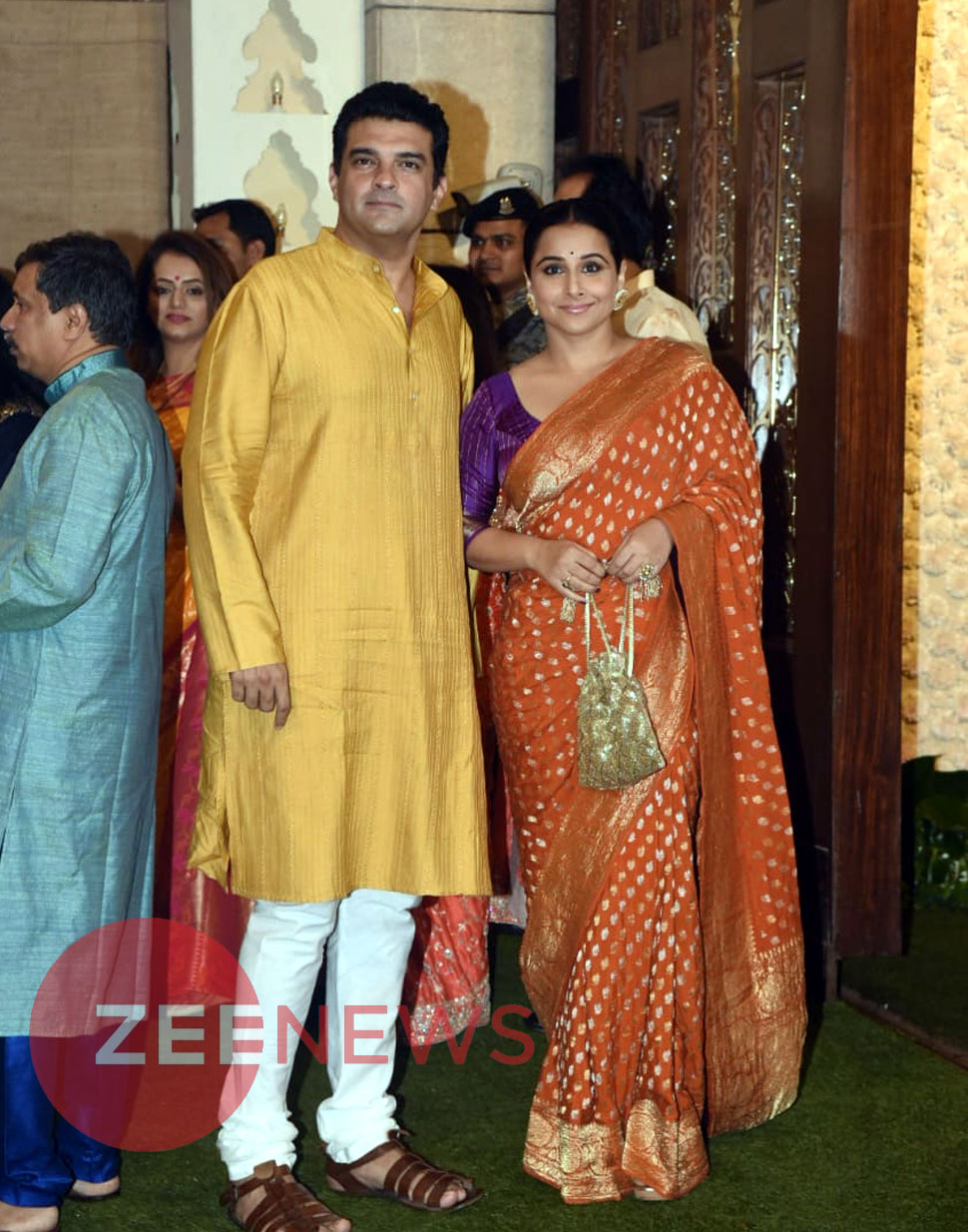 विद्या का अंदाज Alia Bhatt, Ranbir Kapoor, Bachchans spotted at Ganesh Chaturthi Ambani Party