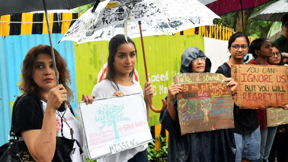 Saaho actress Shraddha Kapoor joins protest to save Aarey forest | Photos: मुंबई में काटे जा रहे हैं 2700 पेड़, विरोध के लिए सड़क पर उतरीं श्रद्धा कपूर | Hindi News, बॉलीवुड