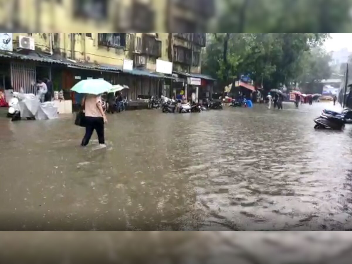 मुंबई में फिर मुसीबत की बारिश, स्कूल बंद, सड़कें और रेल लाइनों पर भरा पानी