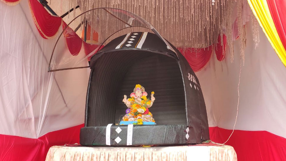 महाराष्ट्र: नाशिक में हेलमेट के अंदर विराजमान हुए गणपति बप्पा, दिया जागरुकता का संदेश