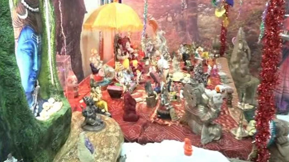 घर के साथ अस्पताल में भी रखीं प्रर्तिमाएं Statues were kept in hospital along with house