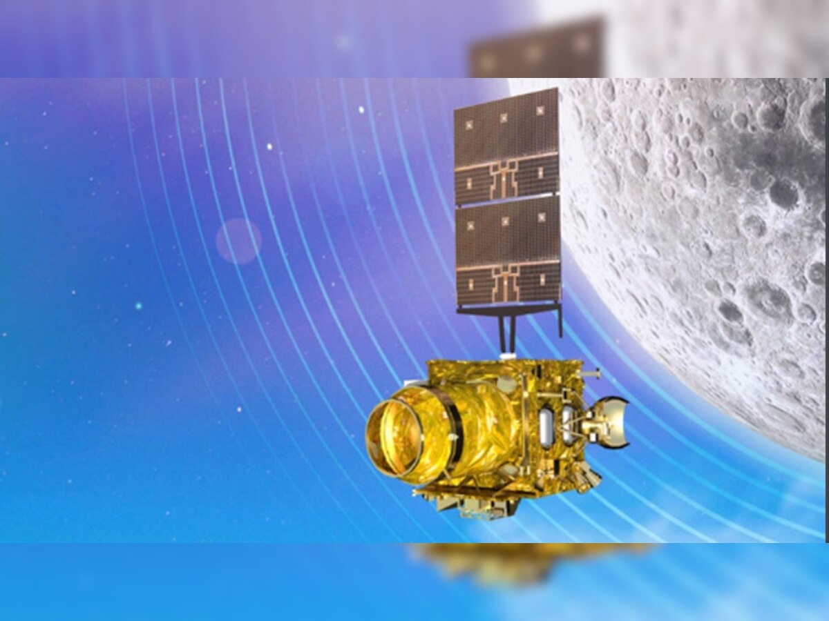 इसरो ने कहा कि ऑर्बिटर चंद्रमा की कक्षा में स्थापित हो चुका है और साल तक काम कर सकता है.