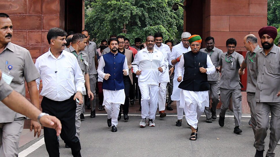 फिट इंडिया अभियान के तहत लोकसभा अध्यक्ष ओम बिरला ने लगाई सांसदों के साथ दौड़
