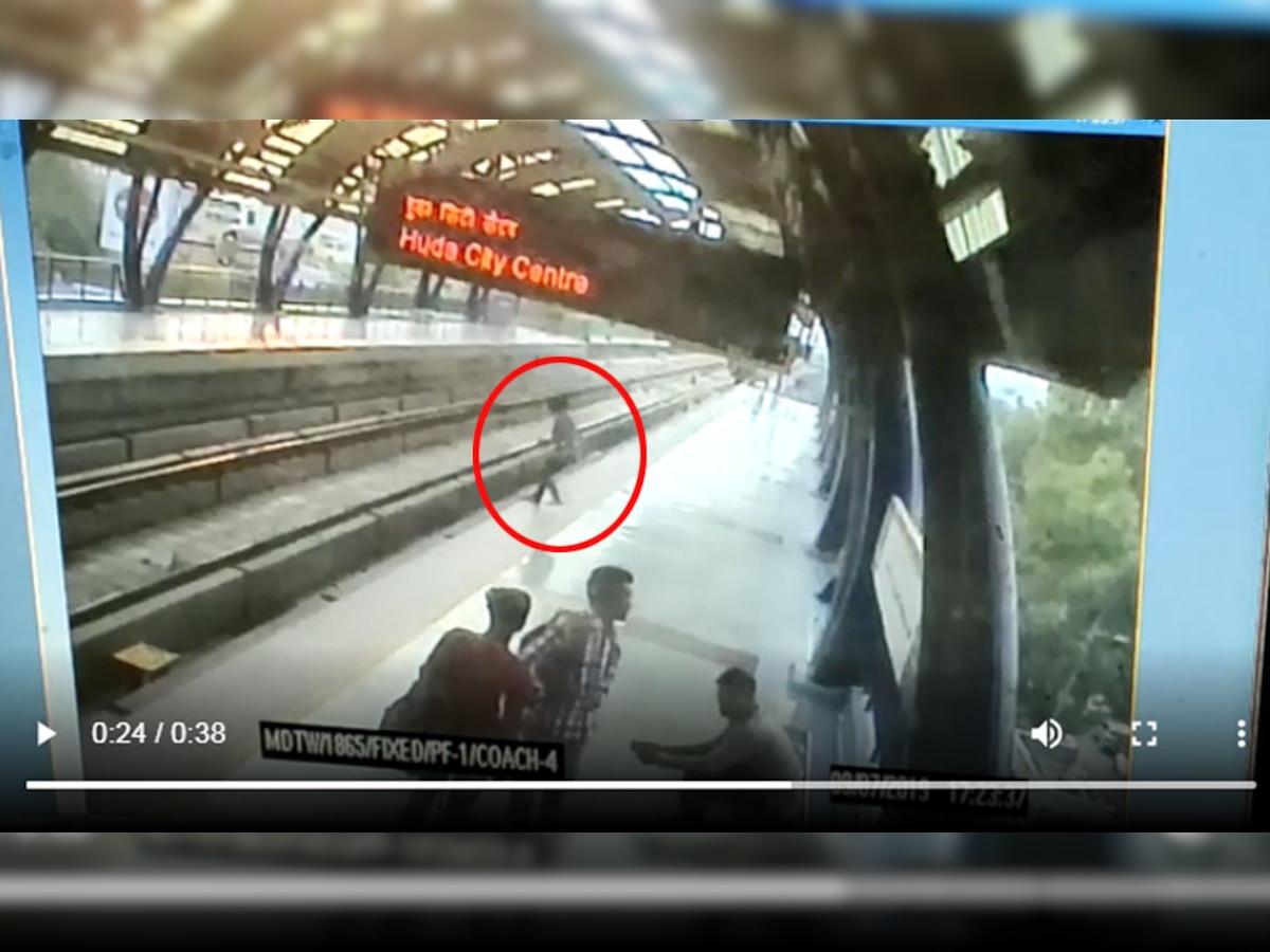 प्लेटफॉर्म से पटरी पर कूदती हुई लड़की मेट्रो स्टेशन पर लगे सीसीटीवी कैमरे में कैद हो गई. 