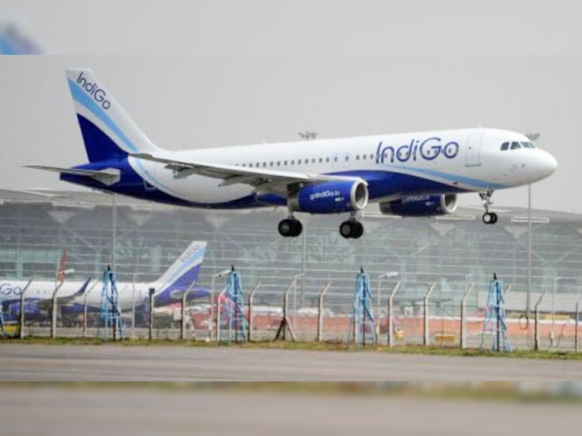 विमान की सुरक्षित लैंडिंग के बाद यात्रियों को दूसरे विमान से गोरखपुर भेजने की व्यवस्था की गई. 