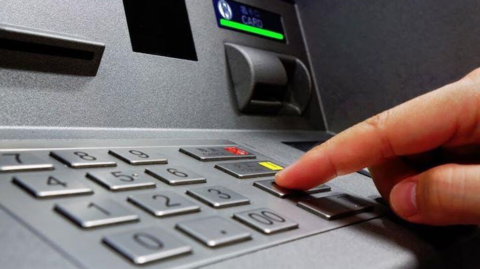 ATM में हुई तकनीकी गड़बड़ी, 2000 निकालने पहुंचे लोगों को मिले 20 हजार रुपये