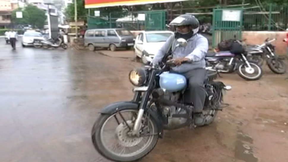 हेलमेट के ऊपर ही वाहन के सभी जरुरी कागज All the necessary papers of the vehicle above the helmet