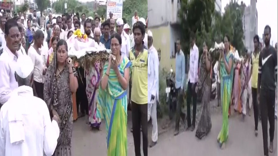 सास के लाड़ की ये कहानी युगों-युगों तक की जाएगी याद, मौत पर बहुओं में कंधा देने की मची आपाधापी