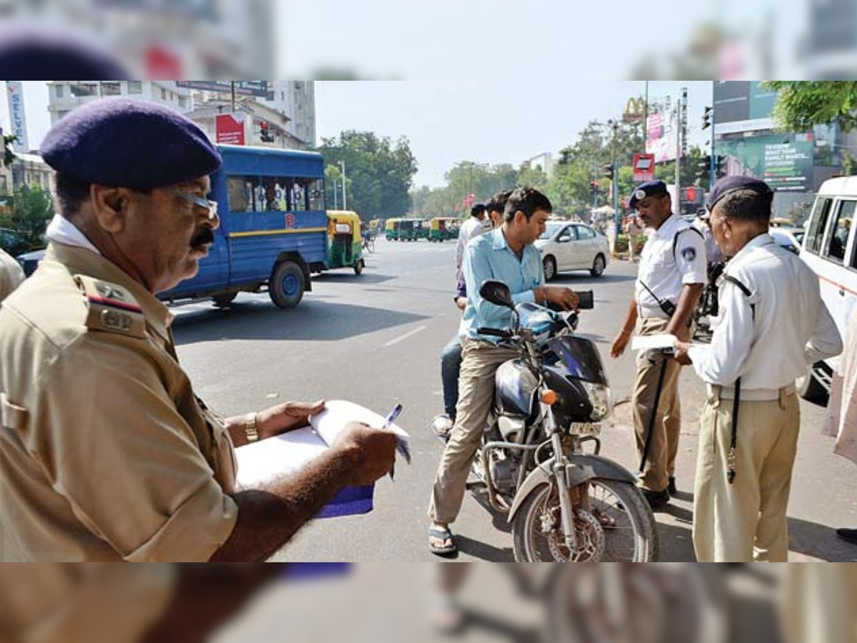 मोटर व्हीकल एक्ट 2019 (Motor Vehicle Act 2019) में जुर्माने की मोटी राशि का बीजेपी शासित राज्यों में भी विरोध हो रहा है.