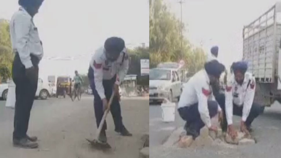 बठिंडा: सड़क पर ना हो एक्सीडेंट, इसलिए खुद गड्ढे भर रहे हैं 2 ट्रैफिक पुलिसकर्मी