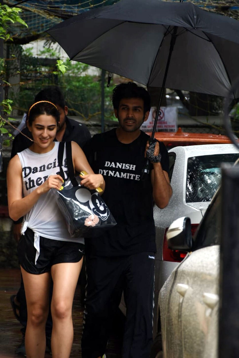 कार्तिक ने पकड़ा छाता.. Kartik Aaryan holds umbrella for Sara Ali Khan and Photos goes Viral on Internet