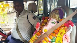 मध्य प्रदेश: सीट बेल्ट लगाकर विसर्जन के लिए पहुंचे Ganpati Bappa, फोटोज हुईं VIRAL 
