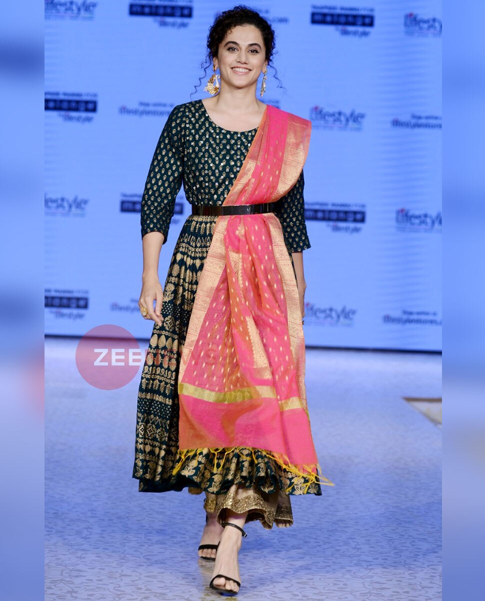 लॉन्ग कुर्ते पर पिंक दुपट्टा Tapsee Pannu
