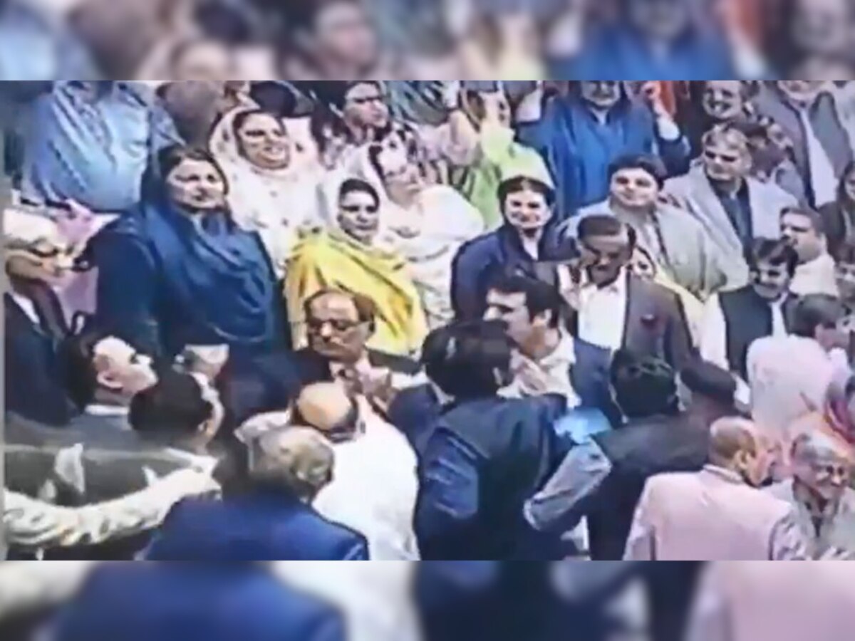 पाकिस्‍तानी संसद में हुआ शर्मनाक वाकया, सांसदों ने खूब की धक्‍कामुक्‍की, एक-दूसरे पर चलाए घूंसे