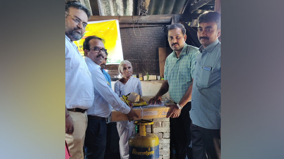 1 रुपए में इडली बेचने वाली दादी के आए 'अच्छे दिन', केंद्रीय मंत्री ने दिलाया LPG कनेक्शन