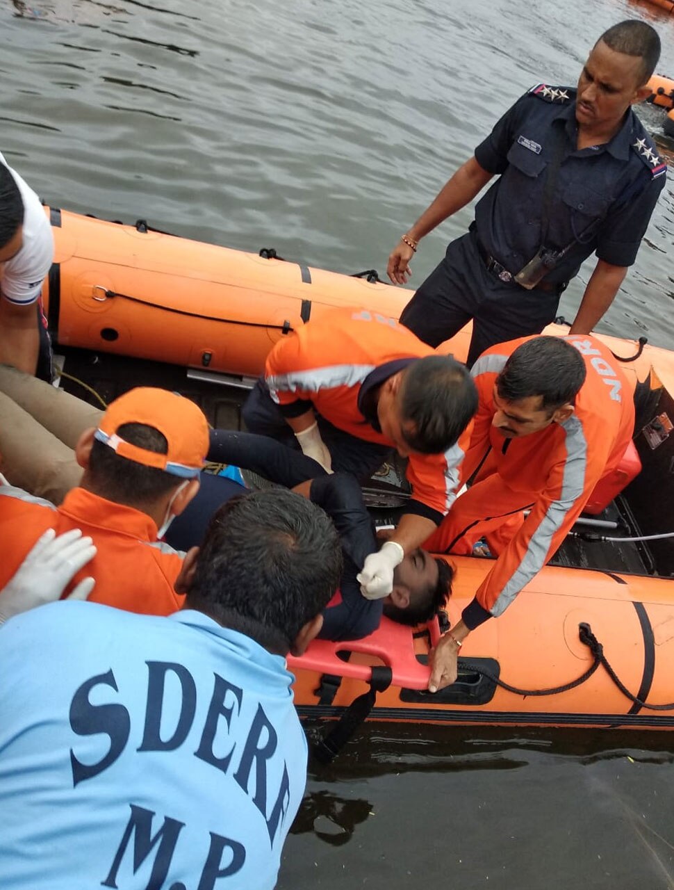5 लोग तैरकर तालाब से बाहर निकले 5 people swam out of the pond