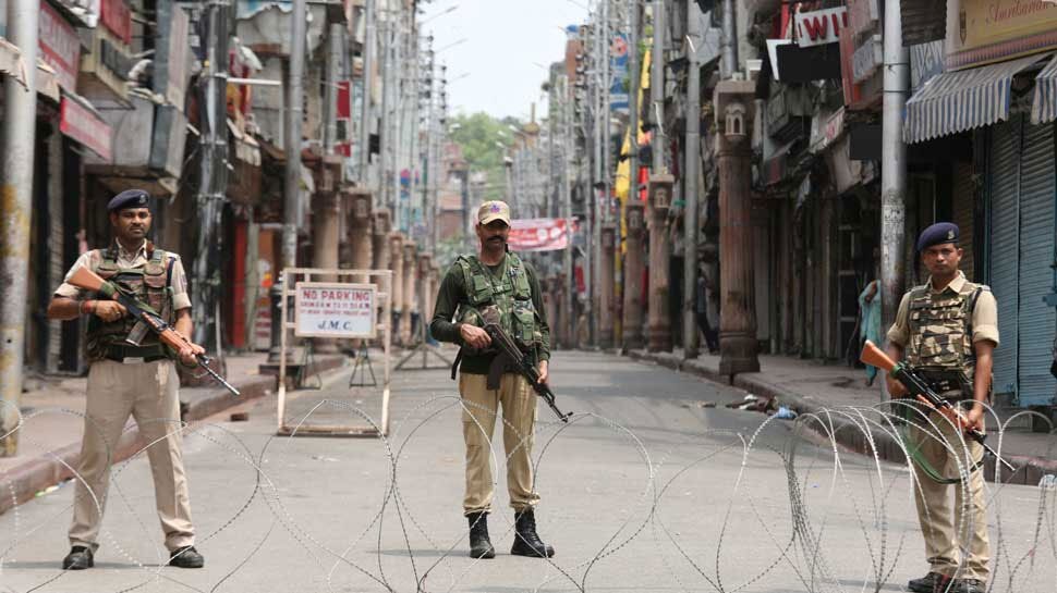 J&K: किश्तवाड़ में PDP नेता के पीएसओ का हथियार ले भागे आतंकी, लगाया गया कर्फ्यू