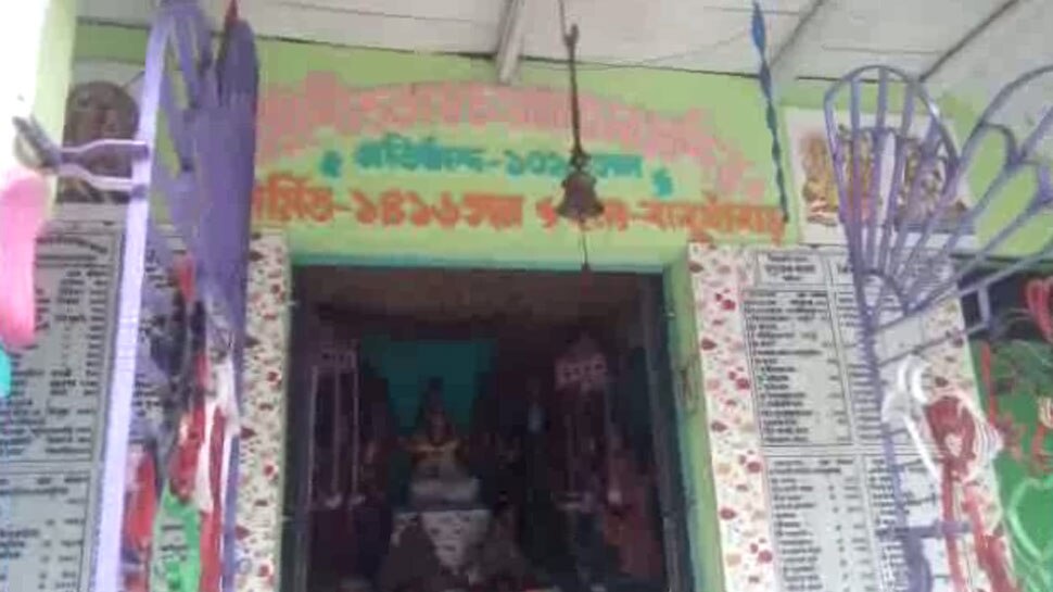 चोर की खबर लगते ही मंदिर में लोगों की भीड़ जमा हो गई As soon as the news of the thief came, a crowd of people gathered in the temple