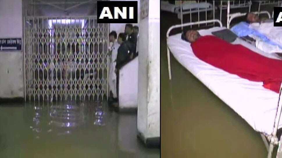 तालाब में तब्दील हुआ इंदौर का एमवाय अस्पताल, घुटनों तक भरे पानी के बीच इलाज करा रहे मरीज