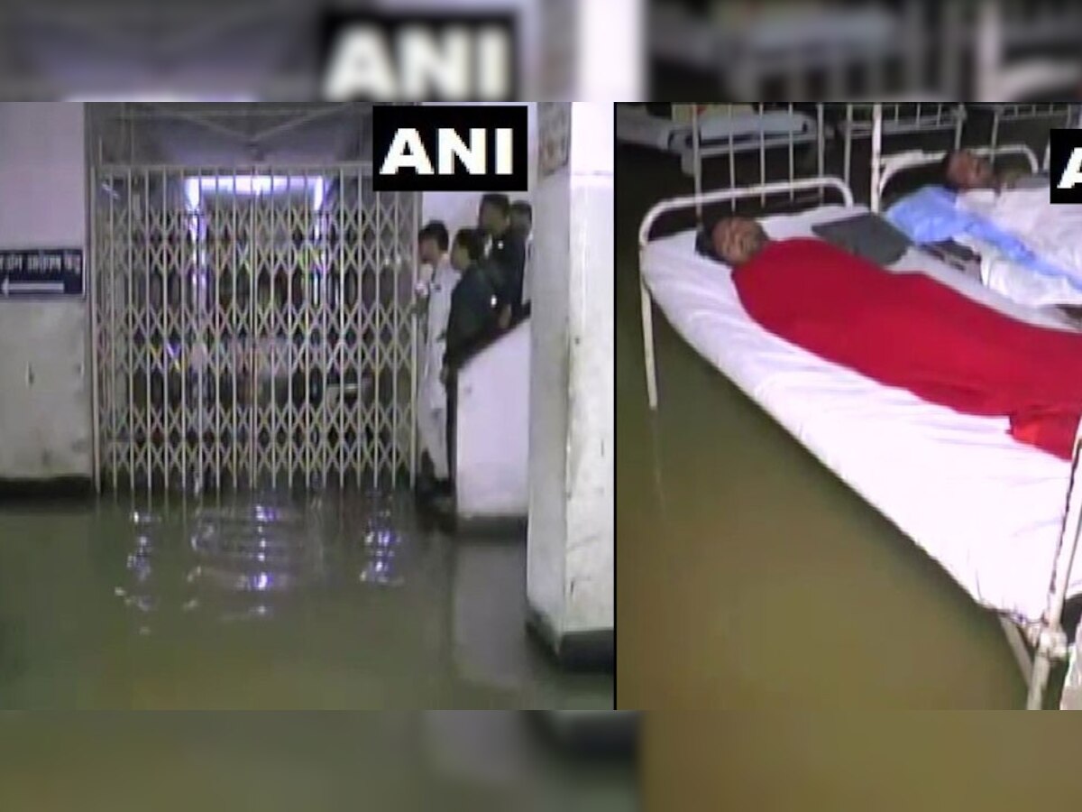 तालाब में तब्दील हुआ इंदौर का एमवाय अस्पताल, घुटनों तक भरे पानी के बीच इलाज करा रहे मरीज