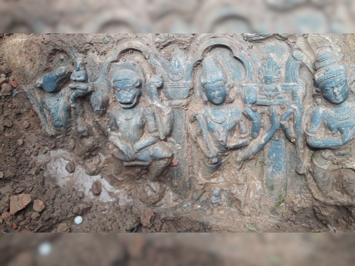 मालदा: खेत में खुदाई के दौरान मिली प्राचीन मूर्ति, ग्रामीणों ने शुरू की पूजा पाठ