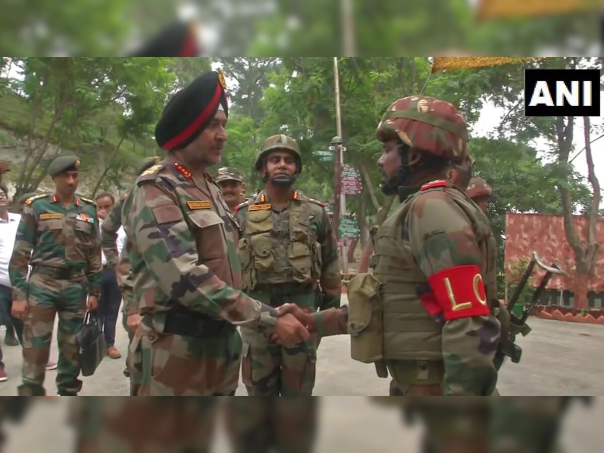 लेफ्टिनेंट जनरल सिंह (Lt General Ranbir Singh) ने राजौरी (Rajouri) के सुंदरबनी सेक्टर (Sunderbani Sector) की अग्रिम चौकियों (forward posts) का दौरा किया (फोटो साभार: ANI)