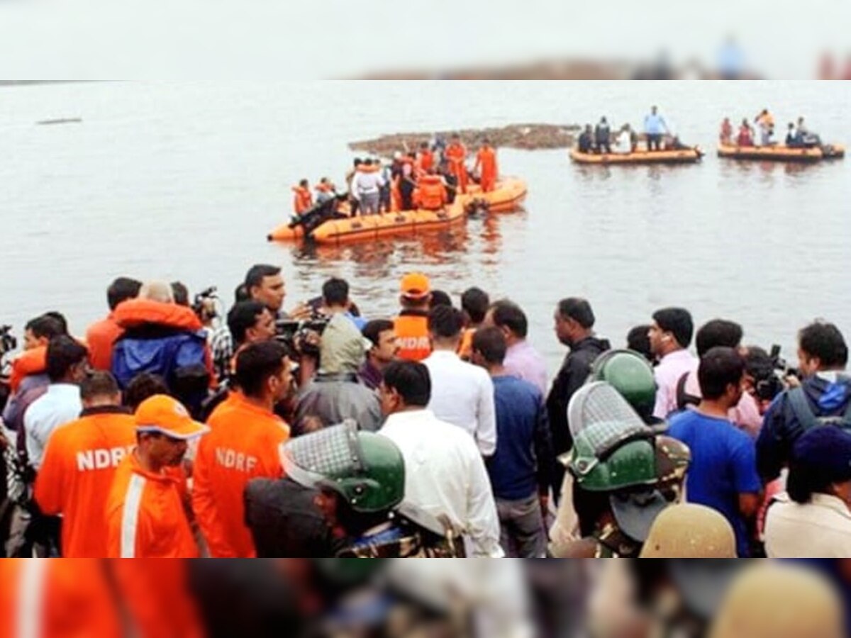 डूबी नाव से करीब 20 लोगों को सुरक्षित बचा लिया गया (rescue) है