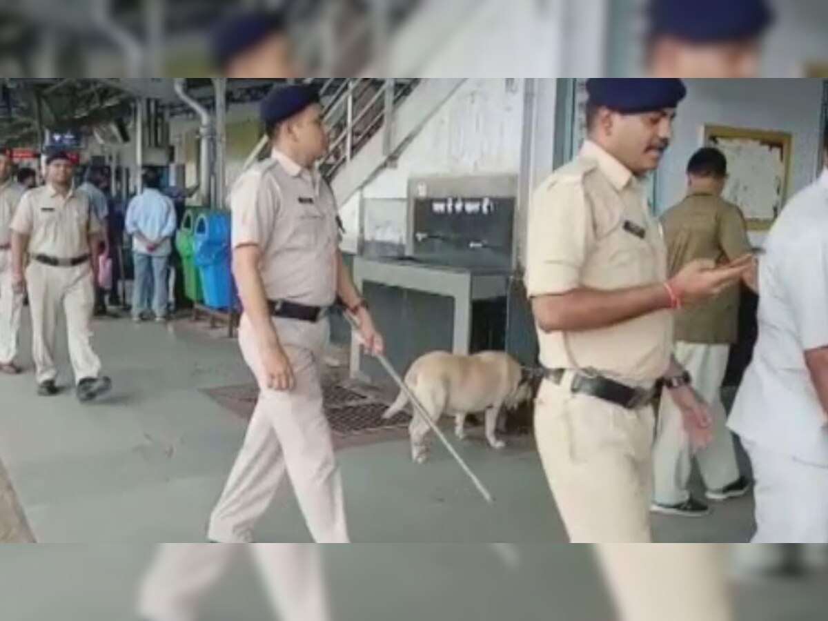 भोपाल रेलवे स्टेशन पर पुलिस के साथ बम स्क्वॉड और डॉग स्क्वॉड की टीम ने मिलकर चेकिंग अभियान चलाया.