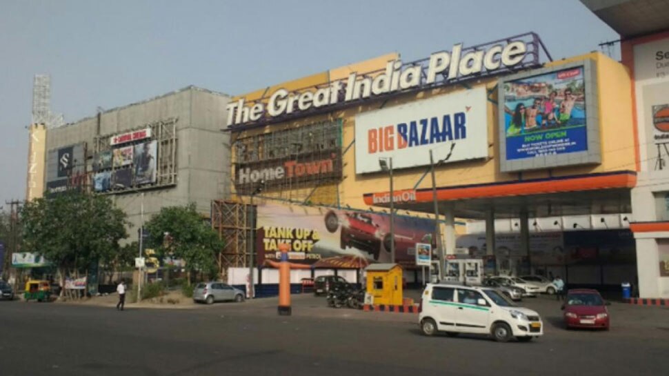 पार्किंग के रुपए देने को लेकर जीआईपी मॉल में युवक-युवती ने किया हंगामा